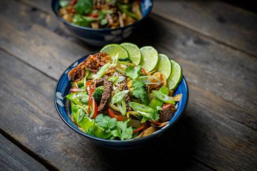 Nouilles de riz à l'orignal et légumes poêlés