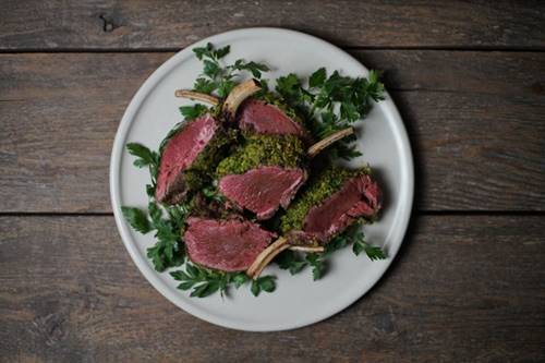 Carré de chevreuil en croûte d’herbe