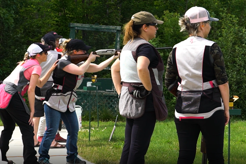 On tire entre filles, une activité d'initiation pour femmes.